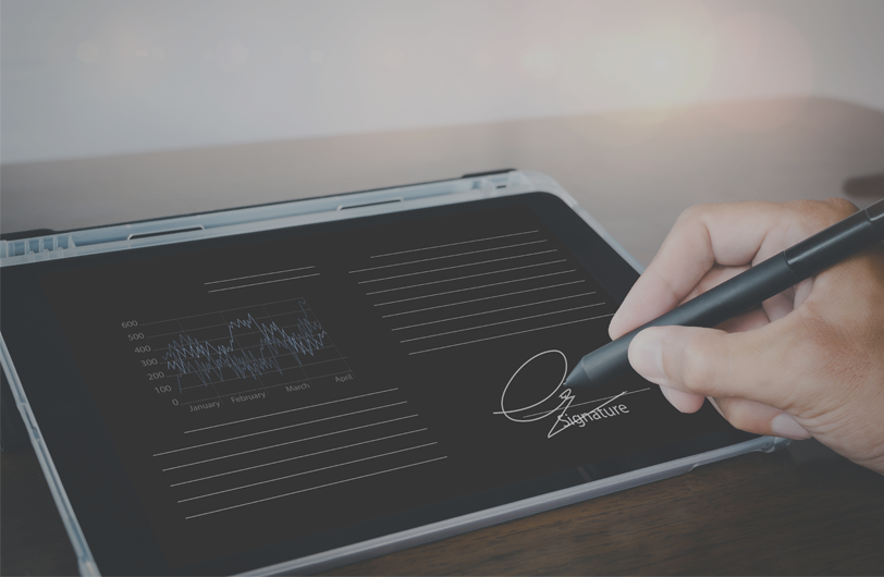Woman digitally signing with stylus Dedoco